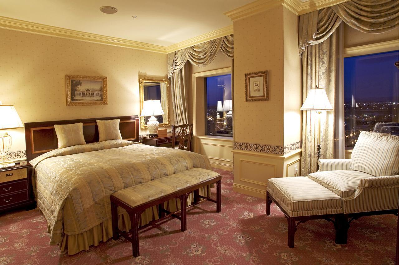 旭川星野omo7度假酒店 外观 照片 A bedroom at the Four Seasons Hotel in Washington, D.C.