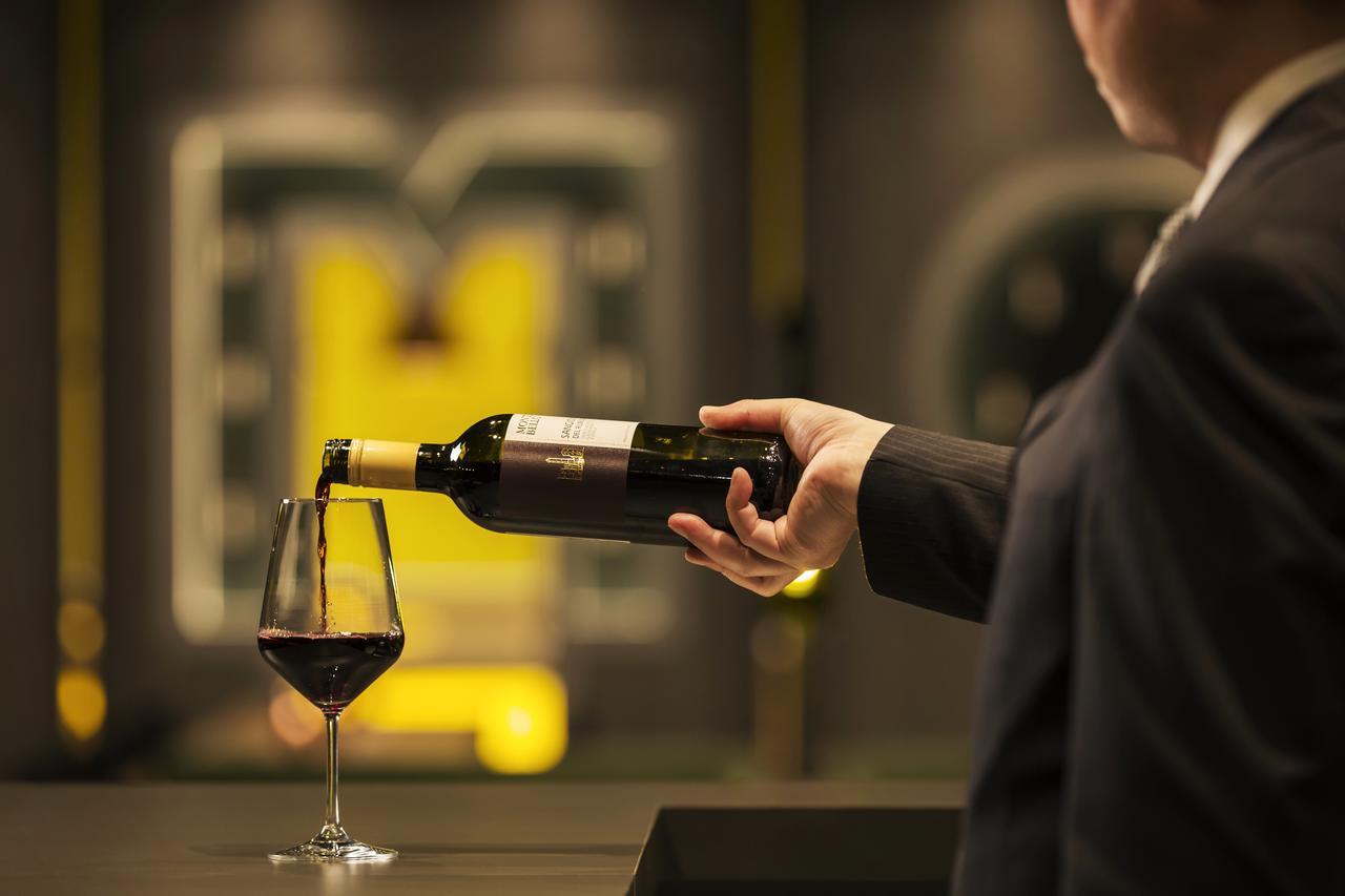 旭川星野omo7度假酒店 外观 照片 Wine being poured