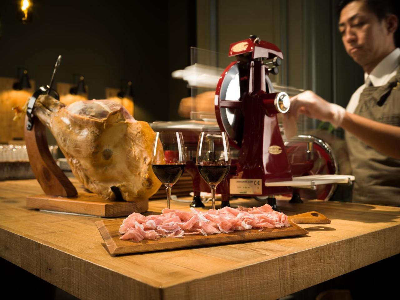 旭川星野omo7度假酒店 外观 照片 A prosciutto slicer
