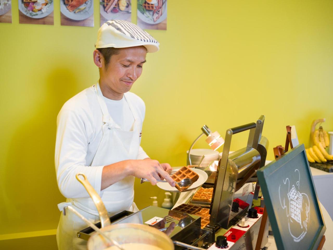 旭川星野omo7度假酒店 外观 照片 A chef preparing Belgian waffles