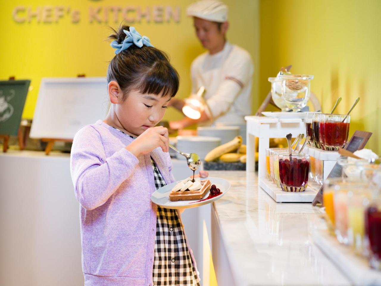 旭川星野omo7度假酒店 外观 照片 A child eating dessert