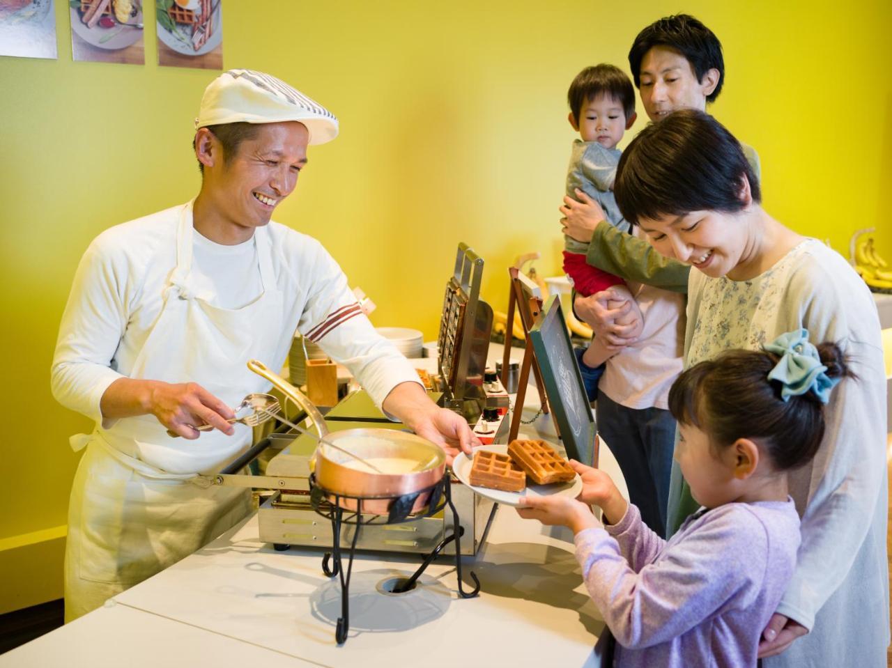 旭川星野omo7度假酒店 外观 照片 A family at a buffet