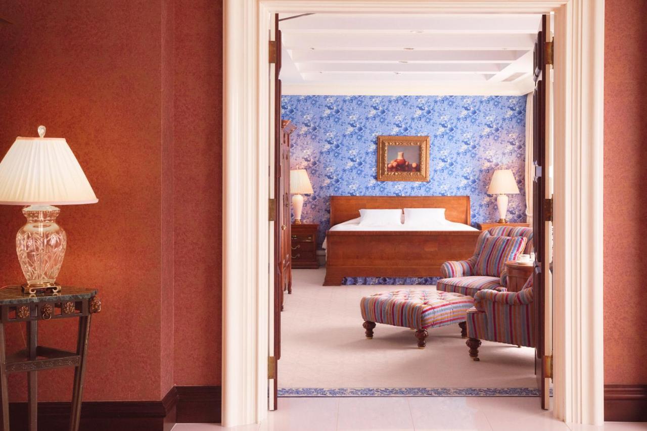 旭川星野omo7度假酒店 外观 照片 A suite at the Four Seasons Hotel, Hong Kong