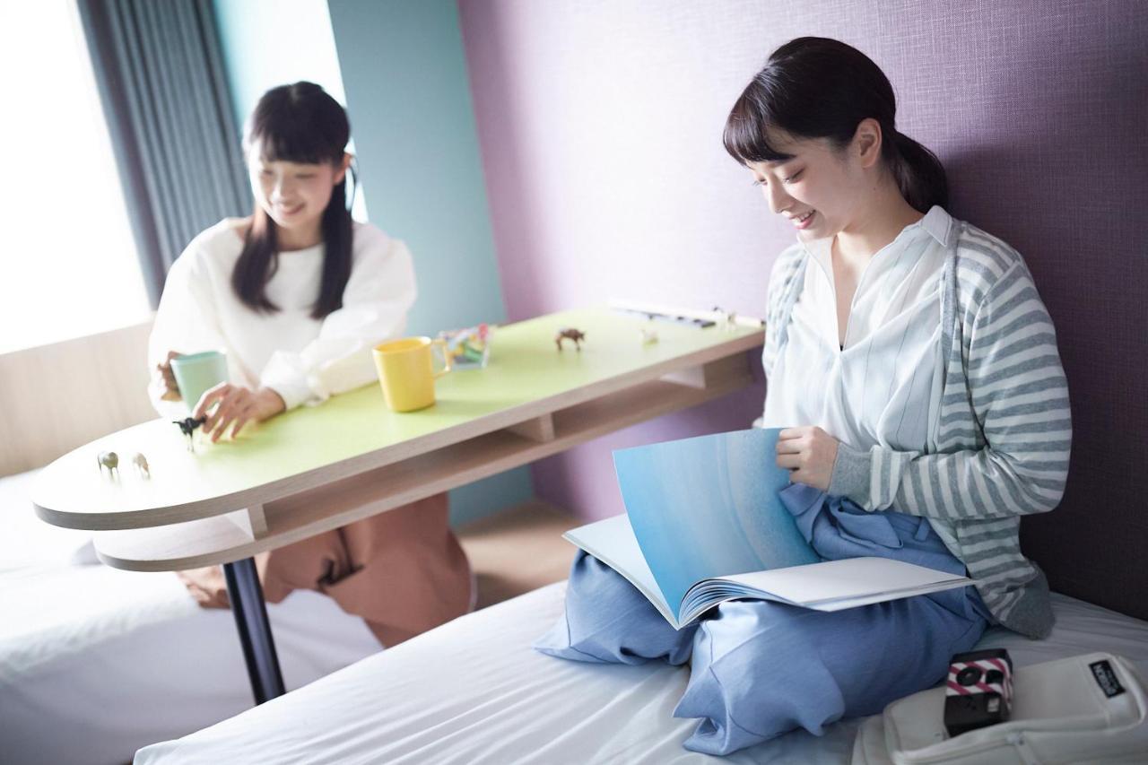 旭川星野omo7度假酒店 外观 照片 Students studying in the dormitory